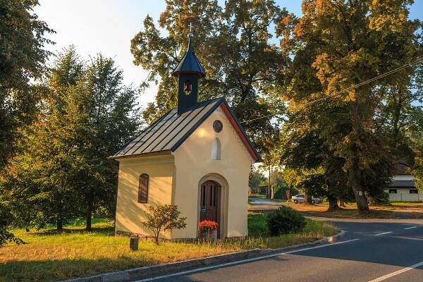 Soubor:Závidkovice - kaplička.jpg