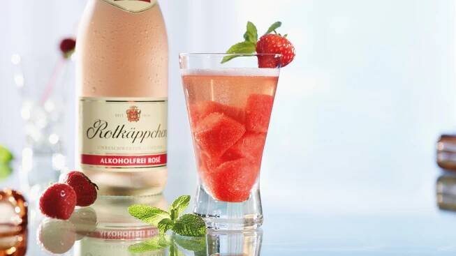 Sommerliche Erfrischung: Rotkäppchen Rosé mit Fruchtstücken