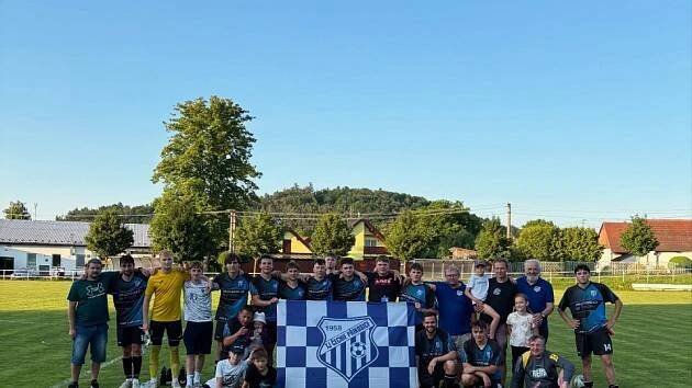V Příkosicích se radovali mladíci z Petřína. V Tombole bylo 105 cen