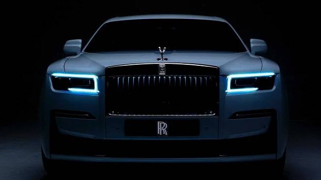 Tahle automobilka rozhodně neukazuje novinky každý den. Rolls-Royce Ghost ve druhé generaci necouvl proti emisím ani o píď!