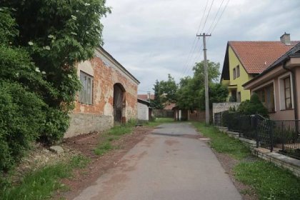 Soubor:South view of Za Hospodou street in Rapotice, Třebíč District.jpg – Wikipedie