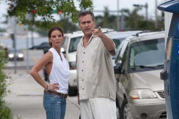 Status: Nežádoucí - Vinen podle obžaloby - Z filmu - Gabrielle Anwar, Bruce Campbell