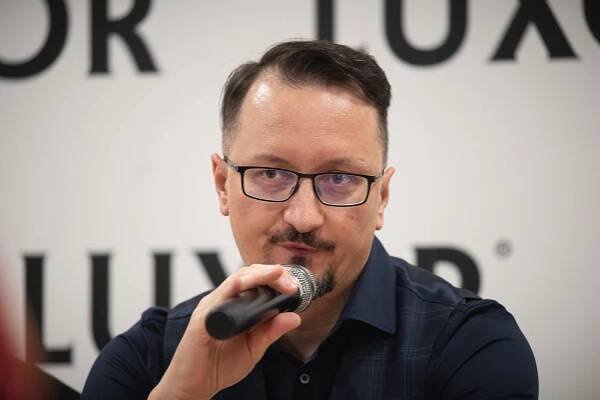 Spisovatel Jozef Karika: I když se Slovákům podaří z temného kruhu vystoupit, strhne nás zas zpět