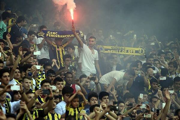 Vášeň jménem Fenerbahce: Složíme se na Özila! Stochu, proč se směješ?