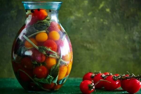 Cherry rajčata s bazalkou a vodkou na zimu