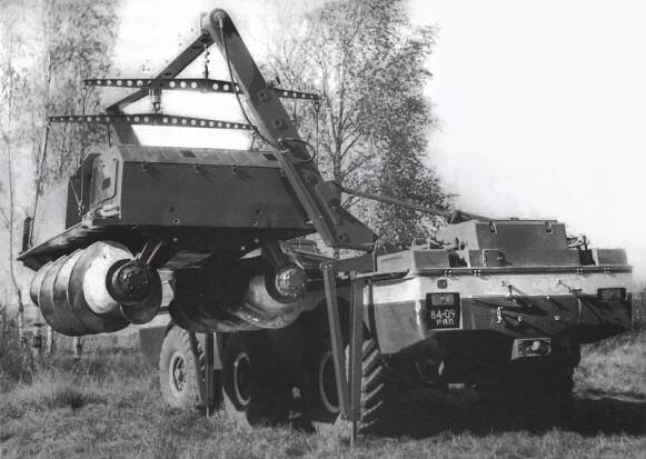Nezastavitelný offroad ZVM-2901 z Ruska opět jezdí. Místo kol má Archimédovy šrouby