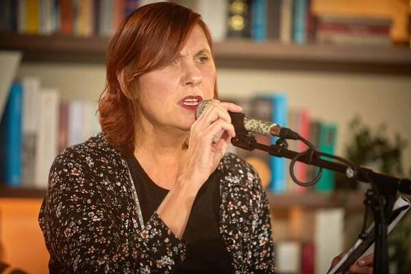 Eva Turnová a Tomáš Hradil: Procházka Turnovým hájem (5. 1. 2022) - Fotogalerie - Knihovna Václava Havla