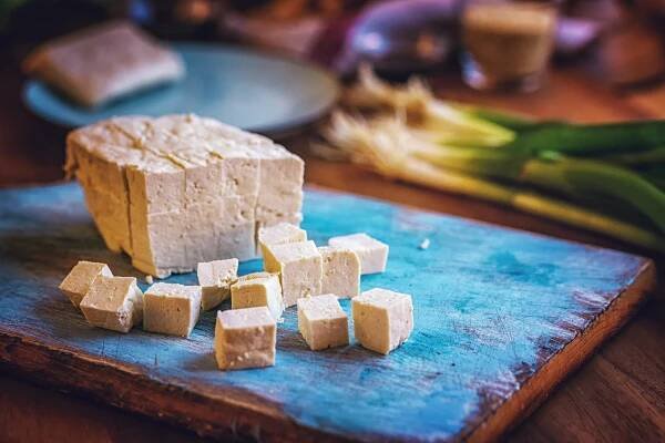 Jednoduchý trik pre pevnejšie a lahodnejšie tofu