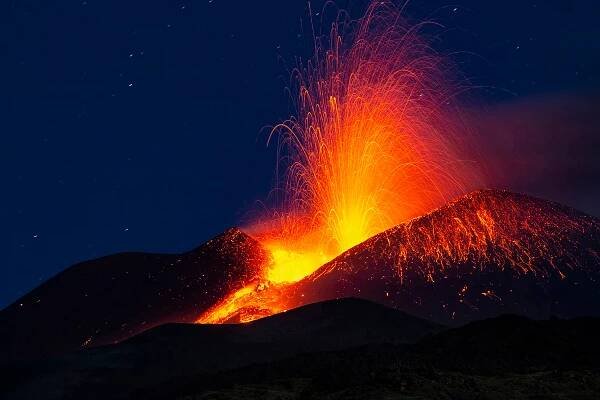 Soubor:Amenta Giuseppe-052586-Etna Eruption 15-2021.jpg – Wikipedie