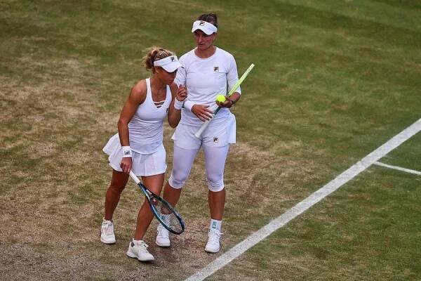Laura Siegemundová a Barbora Krejčíková na Wimbledonu 2024.