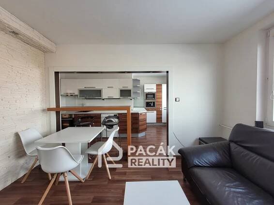PACÁK REALITY s.r.o. Pronájem zrekonstruovaného bytu 2+kk v Olomouci, ul. Nedvědova