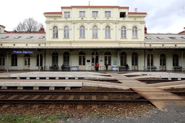 Pěšky po kolejích z Dejvic do Bubnů. Po stopách mizející Buštěhradské dráhy — Deník N