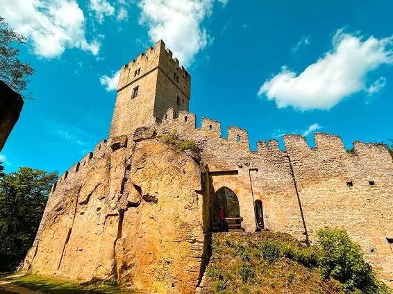 Romantická ruina utopená v lesích. Návštěvu Opičího hradu si musí turisté zasloužit