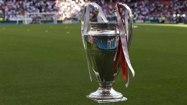 KDO TUHLE TROFEJ VYHRAJE? Slavný pohár byl před finále Ligy mistrů ozdoben stužkami v barvách Realu Madrid a Atlétika Madrid.