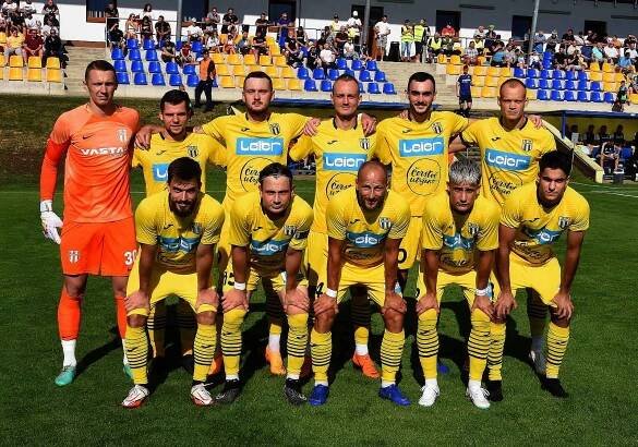 Fotbalisté Strání (žluté dresy) v předkole MOL Cupu přestříleli Břeclav 5:3.
