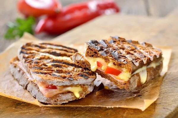 grilovaný sendvič s krocanem a brie - panini - stock snímky, obrázky a fotky