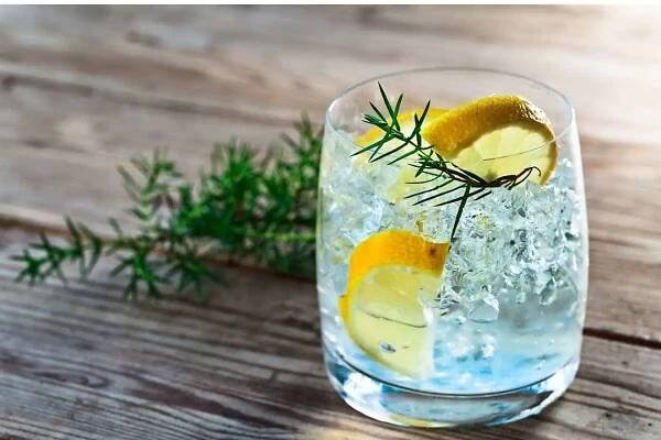 Monday Gin Review - Bar and Drink