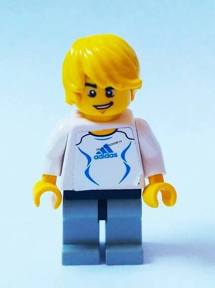 LH895 LEGO HRANÁ MINIFIGURKA BLONĎÁK V BÍLÉM TRIČKU ADIDAS