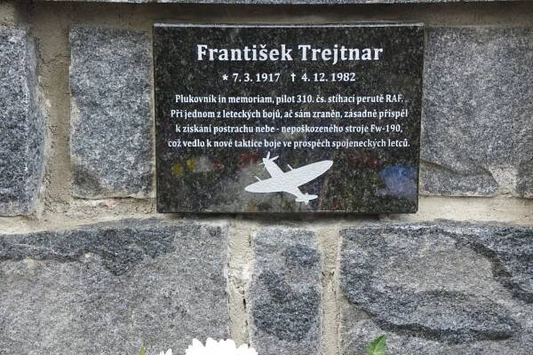 Odhalení pamětní desky ku příležitosti 100 let narození Františka Trejtnara | Veteran Car Club Sturm