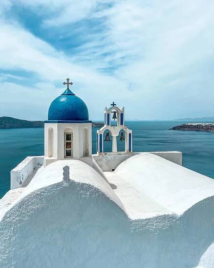 Little church behind Skaros Rock