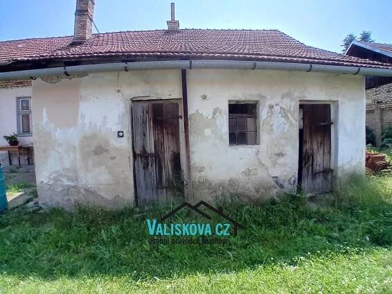 Prodej rodinného domu 5+2 ( 3+1, 2+1, 1+1 ) s hospodářstvím v Těšnovicích | Valiskova.cz - osobní průvodce