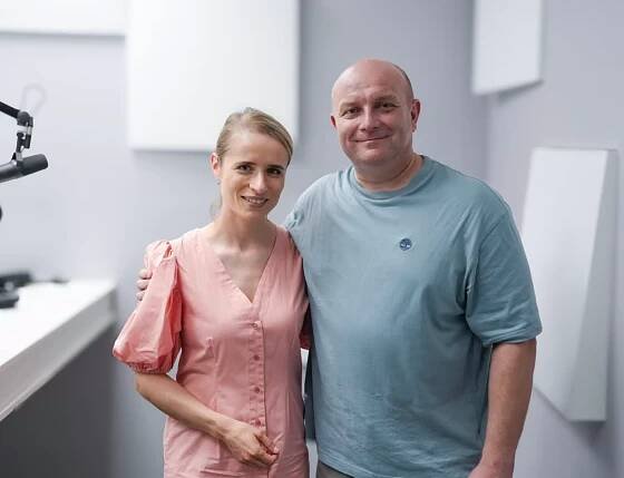 Viktoria Lancošová (naľavo) a Gregor Hološka (vpravo) stoja vedľa seba po rozhovore, usmievajú sa a pozerajú do objektívu