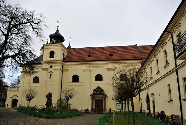 V barokním areálu v Žirči je jediný dochovaný jezuitský betlém. Figury mají podobu místních lidí | Střední Čechy