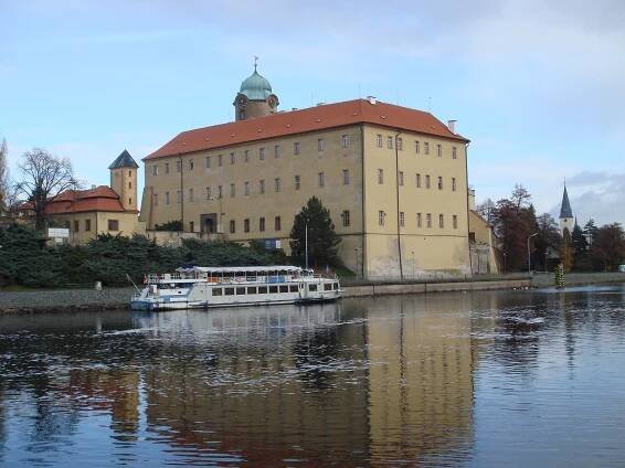 File:Poděbradský zámek.jpg - Wikimedia Commons