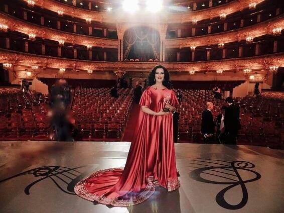 Romanian diva gets Global Star award from John Travolta at Bolshoi Theater