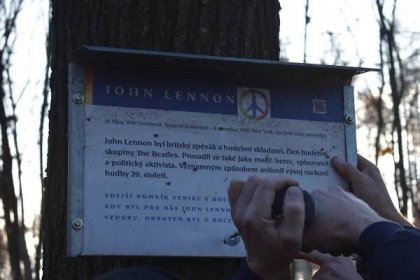 Předčasný odchod Johna Lennona si připomněli u jeho pomníku v lese u Skalice