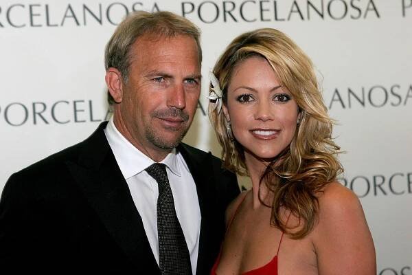 Léta seriál, v němž má hlavní roli, ignorovali: Kevin Costner měl konečně příležitost vyvést o 20 let mladší manželku