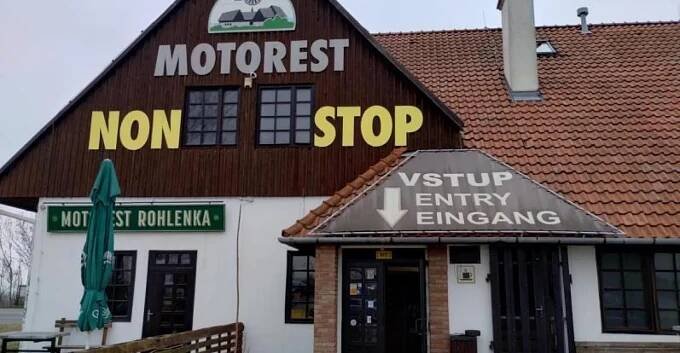 Inspekce uzavřela známý motorest Rohlenka u D1. Našla tam hlodavce a plísně - Echo24.cz