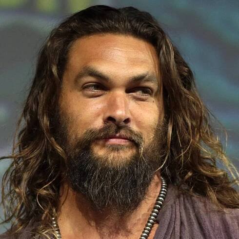 Jason Momoa se po letech oholil: Nesnáším to, říká. Někteří jeho nový vzhled nešetří, jiní ho chválí