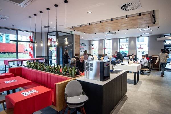 KFC na Dubině je otevřeno. Prvních 100 zákazníků v Ostravě mělo kyblík zdarma