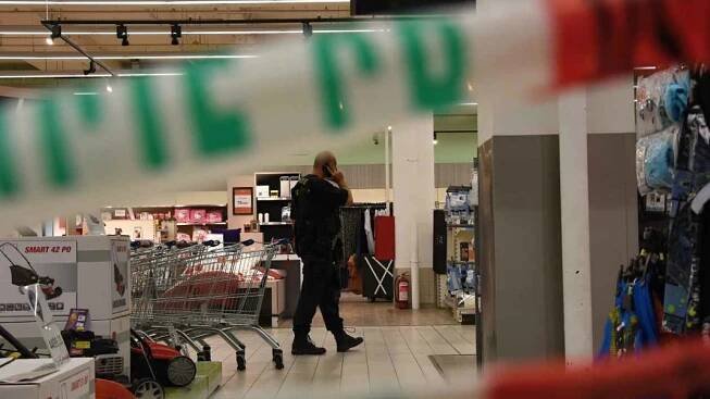 V souvislosti s vraždou v obchodním centru byli obviněni dva policisté