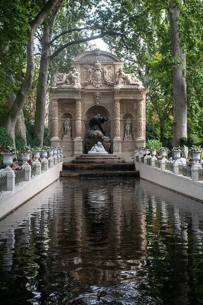 Image of the Medici Fountain in the Jardin du Luxembourg Paris