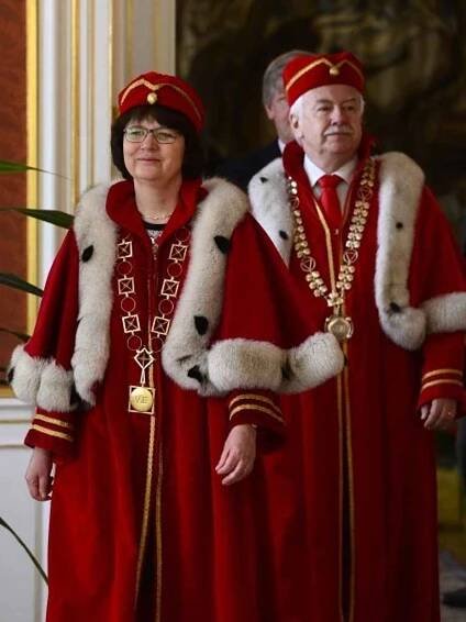 Prezident Miloš Zeman jmenoval v úterý 25. března 2014 na Pražském hradě rektorku Vysoké školy ekonomické Hanu Machkovou. Vpravo je odstupující rektor Richard Hindls.