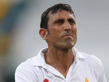 Pakistan batsman Younis Khan reacts after being dismissed for 65 runs on day 4 of the first Test match between Australia and Pakistan at the Gabba in Brisbane, Sunday, Dec. 18, 2016.  (AAP Image/Dave Hunt) NO ARCHIVING, EDITORIAL USE ONLY, IMAGES TO BE USED FOR NEWS REPORTING PURPOSES ONLY, NO COMMERCIAL USE WHATSOEVER, NO USE IN BOOKS WITHOUT PRIOR WRITTEN CONSENT FROM AAP