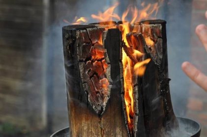 Švédská svíce: Jednoduchým trikem vytvoříte oheň bez přikládání