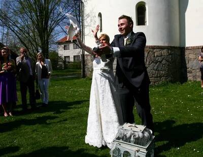 Hokejista Martin Tůma a moderátorka Kateřina Kristelová: Řekli si ANO! | Ahaonline.cz 