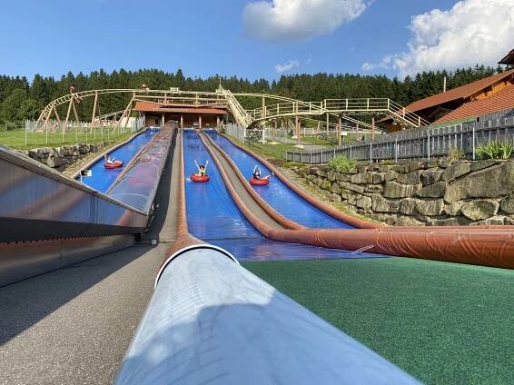 Wasser-Reifenrutsche - d'Rodelbahn St. Englmar