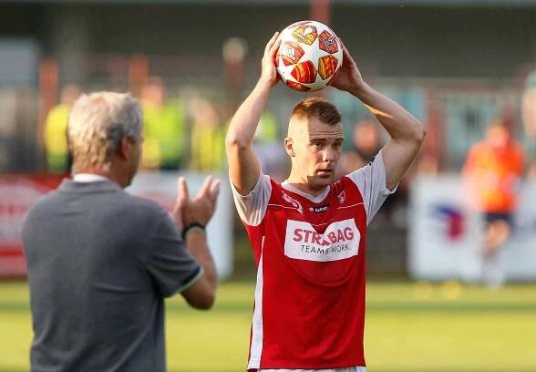 Utkání Fobalové národní ligy mezi FK Pardubice (ve červenobílém) a FC Hradec Králové (v černém) na hřišti pod Vinicí v Pardubicích.