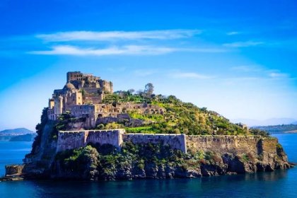 hrad aragonese, ostrov ischia, itálie - ischia - stock snímky, obrázky a fotky