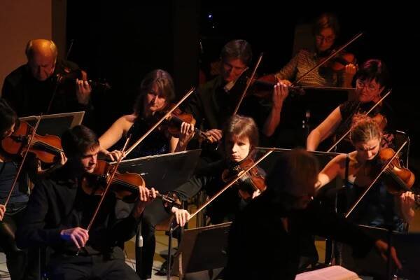 RECENZE: Keks a Jihočeská filharmonie? „Víš, to je fakt zajímavý“