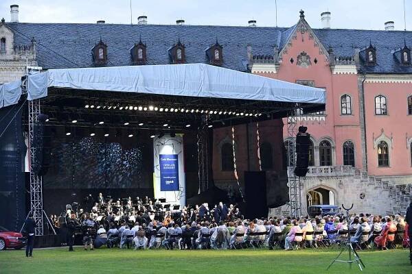 Závěrečný koncert sezony uspořádala Česká filharmonie mimo prahu, na zámku Sychrov.
