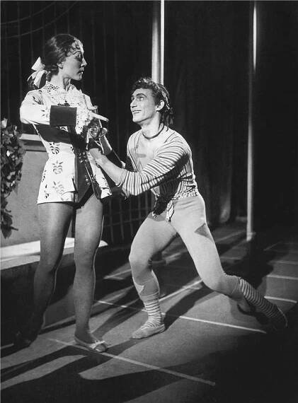 Sluha dvou pánů - 09.05.1958, Olga Skálová (Beatrice), Miroslav Kůra (Truffaldino) Foto: Jaromír Svoboda