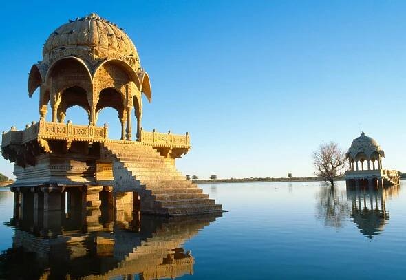 Budovy na jezeře Gadi Sagar v Jaisalmeru, Rádžasthán, Indie stock fotka