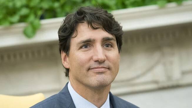Trudeau pod palbou, před pohřbem královny zpíval u piana. Neuctivé i ke Queen, kritizují lidé