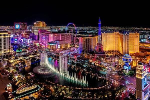 Nächtlicher Blick auf den Las Vegas Strip mit hell erleuchteten Hotels und Casinos – das Herz von Las Vegas.