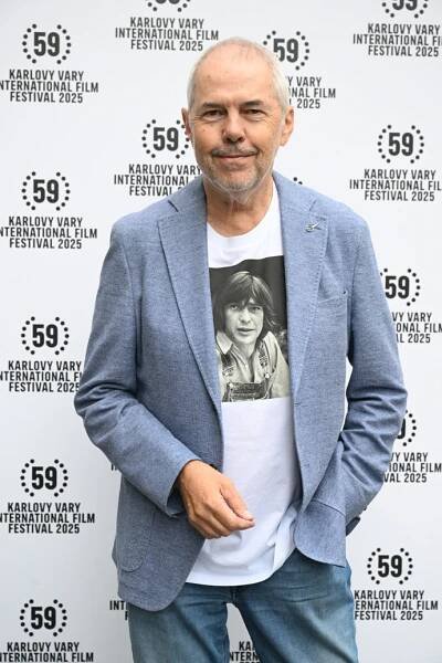 FOTO: Marek Eben se ve Varech ukázal v tričku s Jiřím Bartoškou. – stránka 32